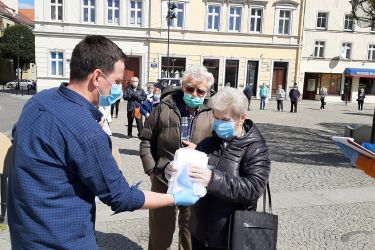 Od dzisiaj rozdajemy maseczki seniorom w pięciu punktach
miasta.